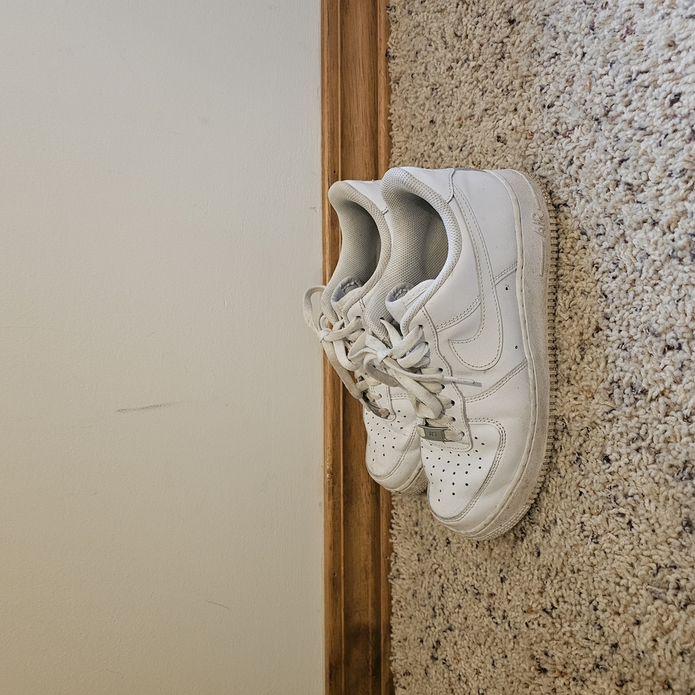 Nike White Athletic Shoes Minimalist Design